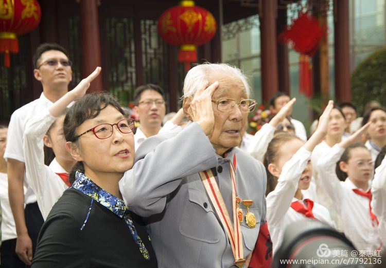 我们父女俩都要聊一会