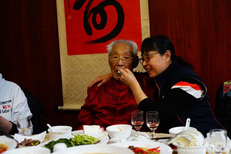 我们父女俩在书城的手扶梯上摔倒