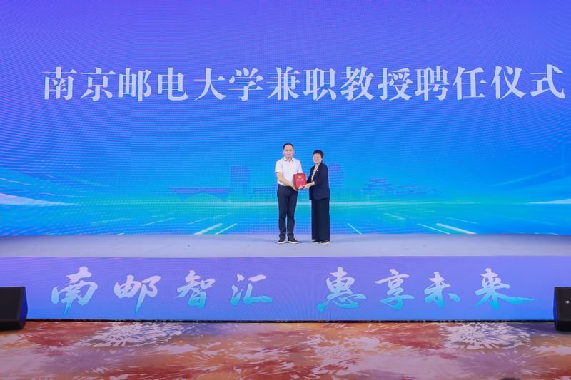 总经理唐武军等校友代表出席大会